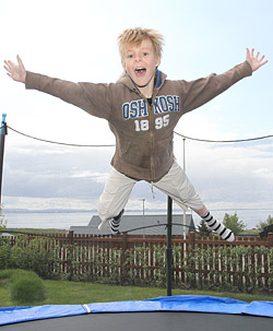 Tommi � trampol�ninu � Esjugrund 21